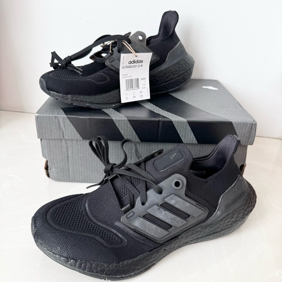Adidas UltraBoost 22 Running Shoes Triple Black 8.5W NWT - Picture 2 of 16